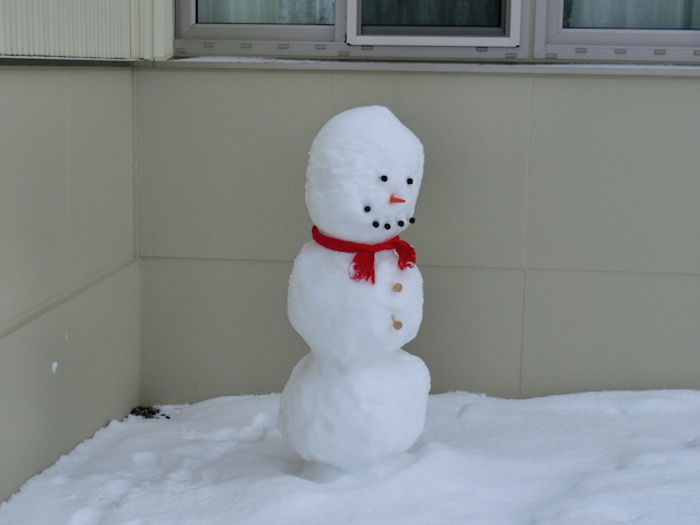 写真②雪不足のため雪だるまもやせている